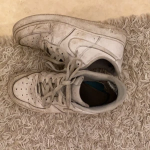 Nike air force 1  - Ganska slitna Nike air force, de är lite smutsiga som går att ändra på och kanske sy igenom lite inuti. 41 storlek 