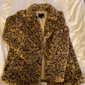 Leopard pälsjacka  - Supermysig pälsjacka från lager 157, använd en vinter. Knappar hela vägen och fickor på sidorna. Jag är 1.65 m och den går lite längre ner än midjan på mig🦋💜