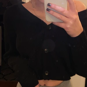 Stickad tröja - Säljer denna jättefina svarta tröja i storlek M, tröjan är använd 2 gånger så i perfekt skick. Säljer då den bara hänger i garderoben och någon annan kan säkert få mer användning för den☺️💕