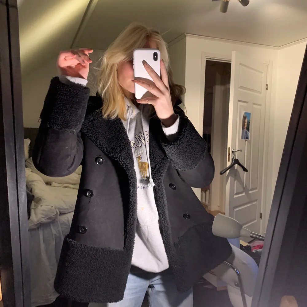 Säljer denna underbara vinterjacka från stand studios. Köpt på Åhlens för 2999kr och sparsamt använd ❤️❤️ storlek S men sitter bra oversize så man får plats med tjocka tröjor under.. Takit.