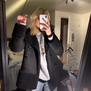 Stand jacka - Säljer denna underbara vinterjacka från stand studios. Köpt på Åhlens för 2999kr och sparsamt använd ❤️❤️ storlek S men sitter bra oversize så man får plats med tjocka tröjor under.