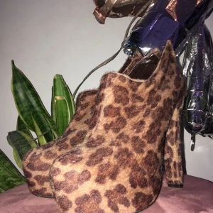 CHEETAH HEELS - Tvärfeta high heels i leopardmönster, oanvända💯