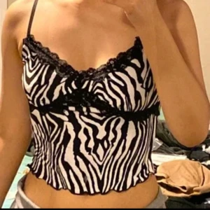 Trendig zebra linne - Zebra linne, säljer då storleken blev för stor. Buda från 100kr. Buda med minst 10 kr