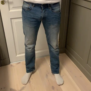 Raka jeans  - Snygga och trendiga raka jeans. Säljer då jag har ett par likadana. Inga defekter utöver att knappen vid dragkjedjan är lite söndrig men den funkar helt som den ska, så det är inget som syns. Skicka privat för fler bilder. Köparen står för frakt
