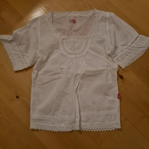 Koola Anna - Vit blus från Koola anna, Svensk design, använd men hel och I mycket gott skick. Strl S. 50kr