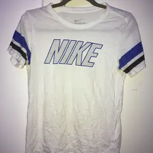 Dunderfet T-shirt från nike💯 Vintage och finns ej att få tag på längre därav högt pris❤️