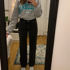 Weekday row  - Hej, säljer mina supersnygga row jeans från weekday. Dom är i strl 27 i midjan men passar även mindre och 32 i längd. 