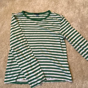 Randig långärmad - Säljer denna fina randiga långärmade t-shirt från monki💚🤍 Är i storlek S men skulle nog även passa en XS eller M! •Köparen står för frakten och betalning sker via swish•
