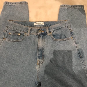 Mom jeans från pull and bear - Högmidjade och sköna mom jeans. Använda nån gångbara då jag råkade köpa ett liknade par som jag använde istället, så dom är i väldigt bra skick 😛 Köpta för 259 kr hör av er ifall ni har frågor!