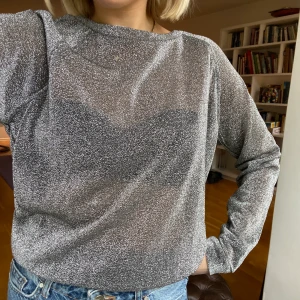 Glittrig topp - Glittrig topp från H&M, lite ”see through”. Knappt använd.