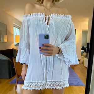 Vit strandklänning, onesize  - Vit strandklänning/tunika, off shoulder, onesize. Jag är 170 cm