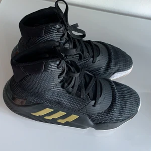 Basket skor - Säljer dessa sjuk snygga adidas basketskor i stl 38 2/3. Hann använda dom runt 7 gånger innan jag slutade i basket, så nu används dom inte. Dom är svarta och ger en stabil och mjuk känsla, och minskar risken för stukade fötter. Köpt dom för 999 kr, säljer dom för priset köparen är villig att betala med minimum på 300 kr. Hör av dig vid mer frågor🥰