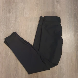 Träningsbyxor - Träningsbyxor med "omlott" mönster i midjan. De är i storlek L men skulle säga att dem är mer XS-S. 