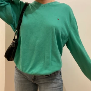 Tommy Hilfiger tröja  - Snygg tröja från Tommy hilfiger. Väldigt bra skick! 💕 frakt på 62 eller så möts vi på söder 💖 jag på bilden är S!