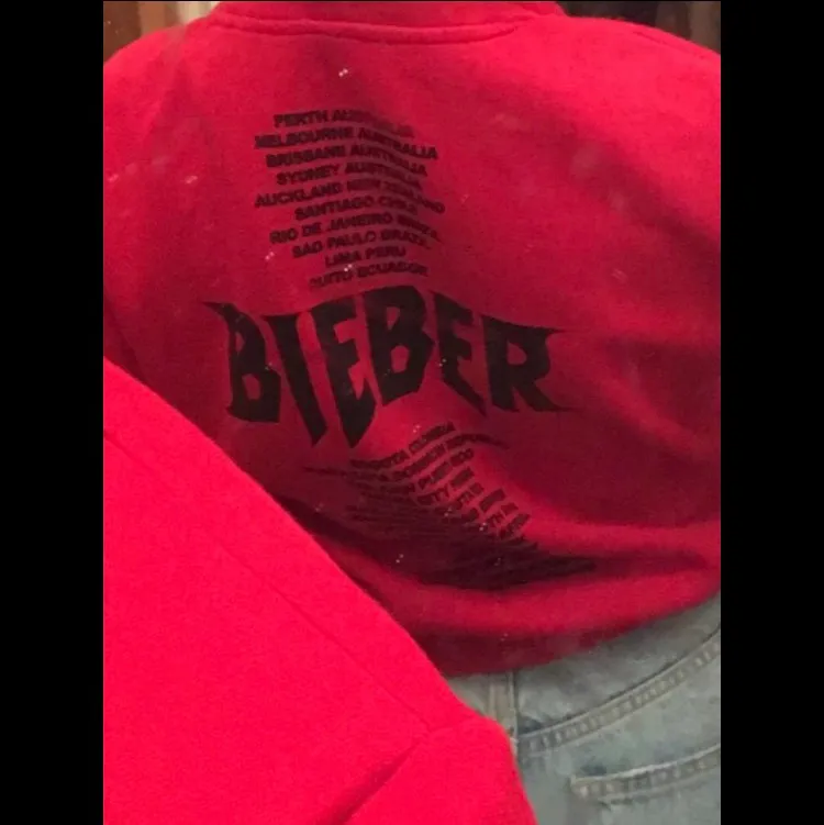 Säljer den här Justin Bieber hoodien som jag bara har användt en gång. Den e för skön men eftersom jag inte längre gillar Justin så tänkte jag sälja den.  (Prislappen e kvar). Hoodies.