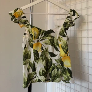 Blommig sommartopp - Fint mönstrad topp från HM som jag köpte i somras, har aldrig använt den!