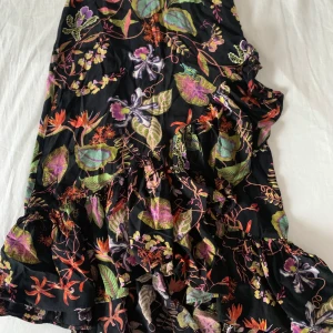 MÖNSTRAD LÅNGKJOL - Mönstrad långkjol! Fina färger och mönster på! Passar perfekt en varm vårdag eller till sommaren. Behöver strykas.