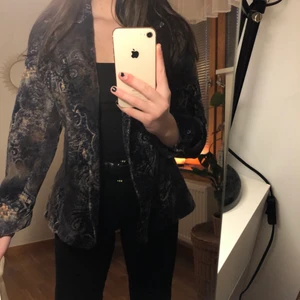 Kavaj med mönster - Cool kavaj som jag köpt secondhand som tyvärr inte kommer till användning 