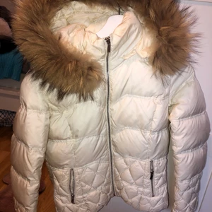 Saki sweden jacka - en kräm vit vinterjacka med äkta päls, bra material och håller en varm