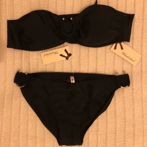 Svart bikin wonderland - En snygg bikini från nelly.com som aldrig är använd (båda lappanra kvar). 75kr för båda delarna men om man bara vill ha en del kostar den 50kr. Köparen står för frakten, men jag kan också mötas upp i Malmö eller Lund!💞💞🥰😚