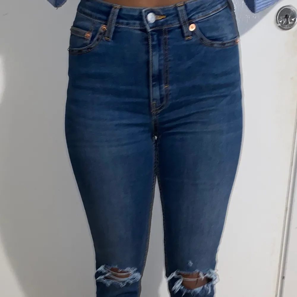 Jeans från Lager 157, aldrig använda så nya och i väldigt bra skick!🖤  Svarta jeans- strl M/ 90kr🖤 Blåa jeans- strl S/ 150kr. Köp båda för 220 . Jeans & Byxor.