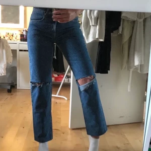 Levis jeans - Levis jeans med slitningar på knäna, storleken syns dåligt på lappen men tror det är W30 L32. Passar mig med M/S i jeans. Är precis ner till foten för mig som är 175 cm så passar kortare. Buda från 150kr💗  frakt tillkommer på 79kr