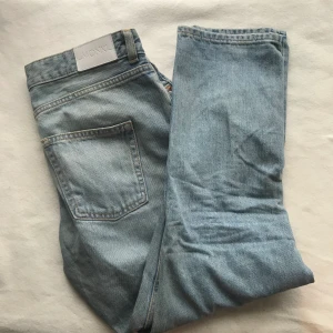 Boyfriendjeans från monki - Jeans i typ boyfriend modell¿ Köpare stör för frakt 🥰 Möts ej upp! 