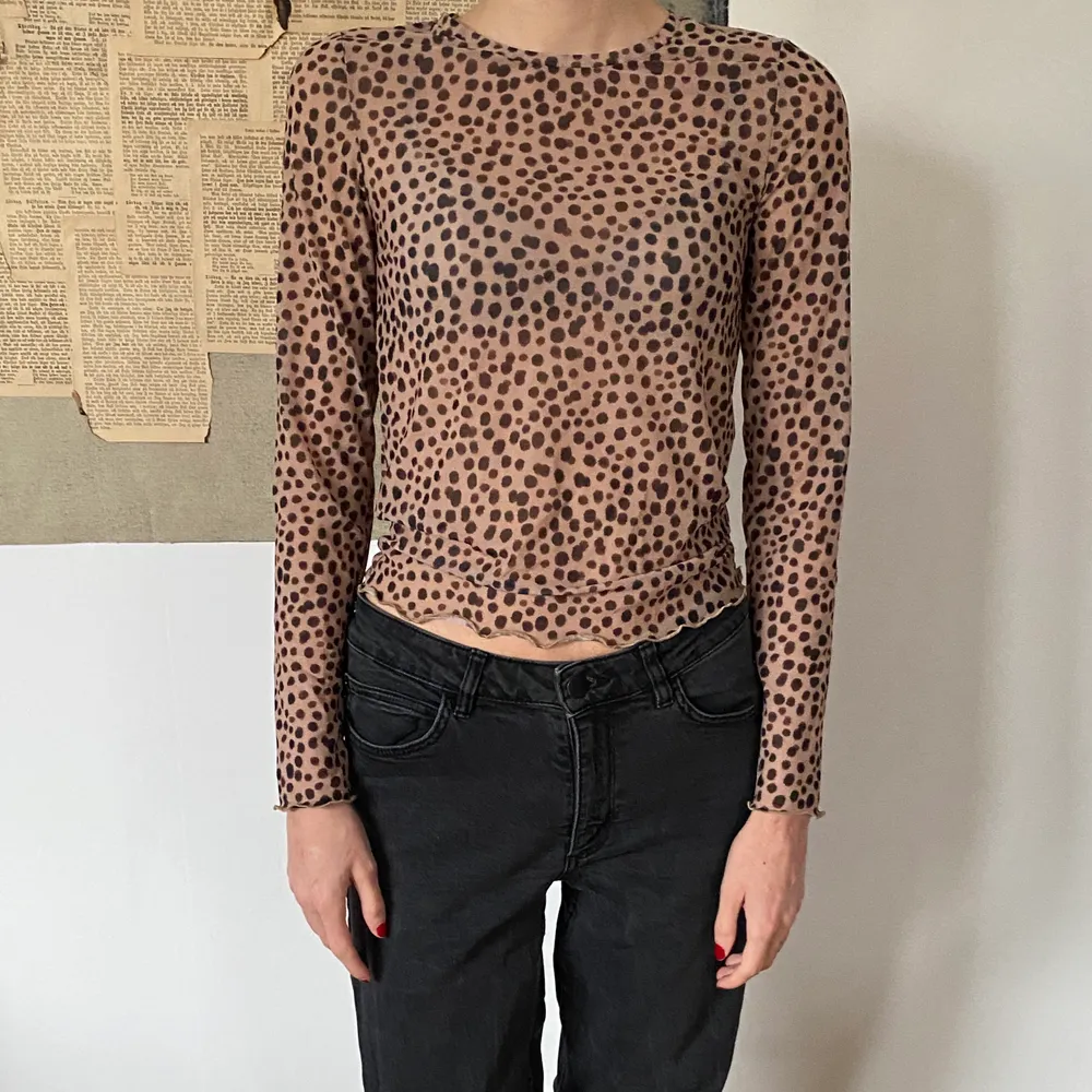 En långärmad seethrough tröja med leopard mönster från Monki. Den är i storlek xs och har aldrig används:)) . Toppar.