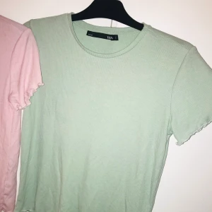 Pastell T-shirt  - Mintgrön ribbad pastell T-shirt från L157 i storlek L, 62kr inkl frakten. 
