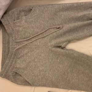 Gråa mjukisbyxor  - Säljer mina gråa mjukisbyxor från h&m som är väl använda men också i gott skick. det enda hade egentligen varit det lilla lilla hålet vid knät som knappt syns. Säljer de pågrund av att jag har ett par andra och har vuxit ur dessa! De är supersköna och (bortsett från hålet) felfria! De är i strl XS/S ✨ 