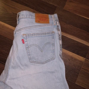 levis jeans 501 - köpta för ett år sen och använda 5 gånger. bra skick 