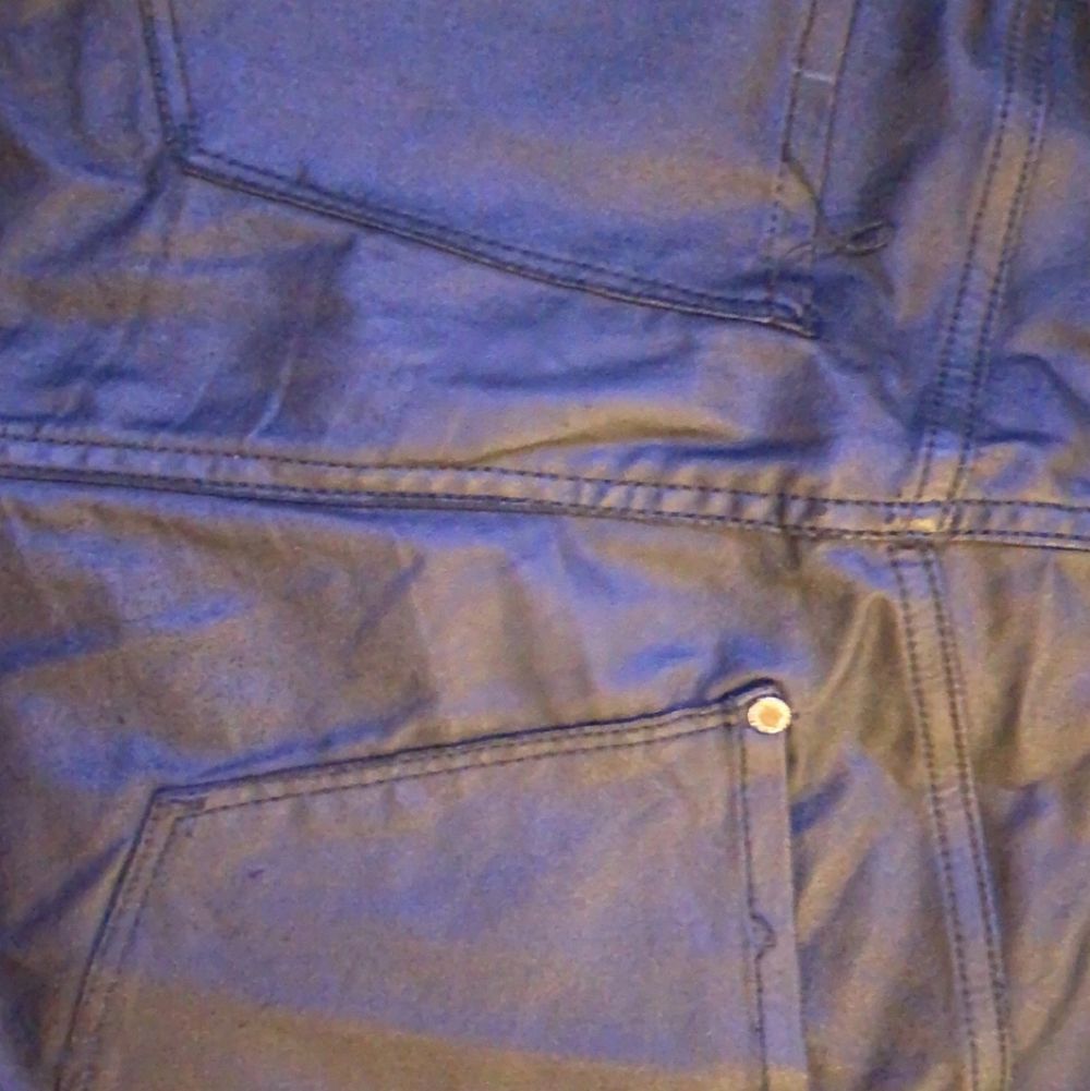 säljer mina jätte fina skinnjeans från HM som inte säljs längre. Byxorna sitter jättefint men säljer dem pågrund av att dem inte passar min stil längre. Har en skada på knäskålen som endast syns om man lyser eller kollar nära. Den andra skadan är på bakfickorna där sömmarna har lossnat. (skriv privat för fler bilder eller om du har frågor) ☺️. Jeans & Byxor.