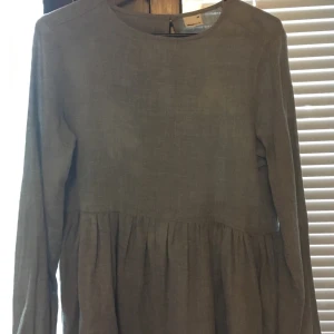 Tröja Gina Tricot - En väldigt söt grå tröja från Gina Tricot i storlek 34. Den är puffig vid nederdelen och av tunnt material. ✨