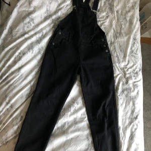 Hängslebyxor  - Köpte dessa hängslebyxor här på Plick men dom passade tyvärr inte så är tvungen att sälja dom vidare. Dom är använda en gång av personen ja köpte byxorna av. Fler bilder kan skickas vid intresse😊