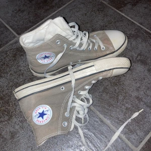 Converse  - Trendiga converse storlek 41 säljer pga för stora. Unisex, köp direkt för 200kr 