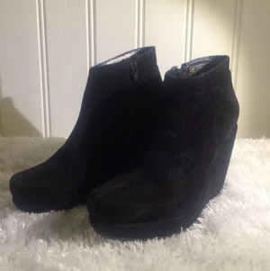  - Enkla men snygga kilklackar i fejkmocka/sammet. Knappt använda, men väldigt sköna och snyggt skurna vid ankeln. Stängs med dragkedja vid sidan! Hör av er om ni har några frågor ✨