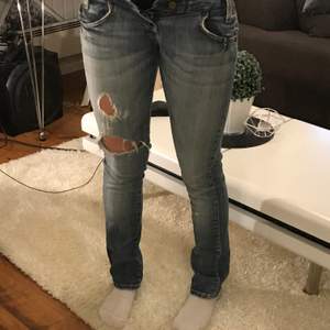 Lågmidjade jeans från lee. Super fint skick, säljer pga att dom är alldeles för små för mig. Tighta upptill men lösare nere vid fötterna. Fler bilder o info finns. Jag är 164. Buda och Skriv vid intresse 💕