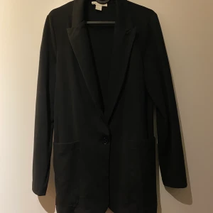 Blazer från H&M - Strl 42 😊 Väldigt stretchigt och skönt material 💕