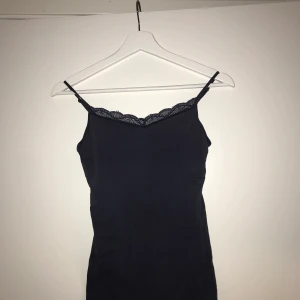 Marinblått linne - Storlek S.