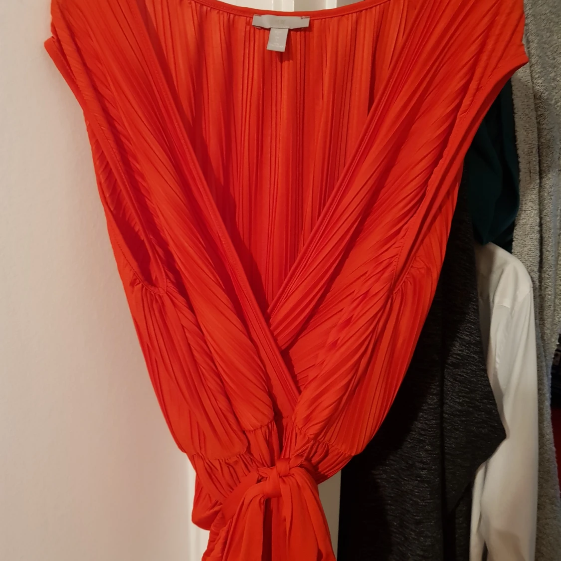 Röd plisserad omlottopp HM L XL