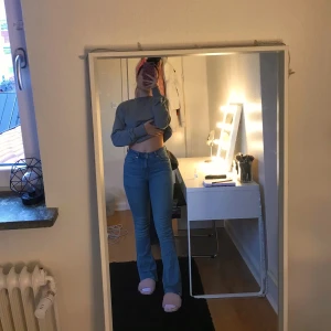 Boot cut jeans  - Blåa boot cut jeans från gina. Använda ett par gånger. Jag e 162cm lång. Frakt ingår i priset 🤍✨