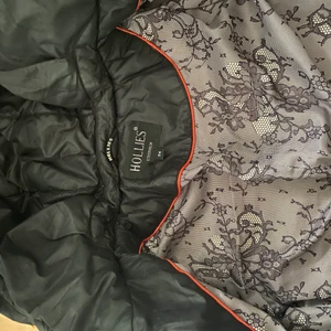 Hollies jacka - Hollies jacka i bra skick, använt några gånger. En dunjacka. Äkta päls och Avtagbar päls på luvan. Priset kan diskuteras och även frakten. 