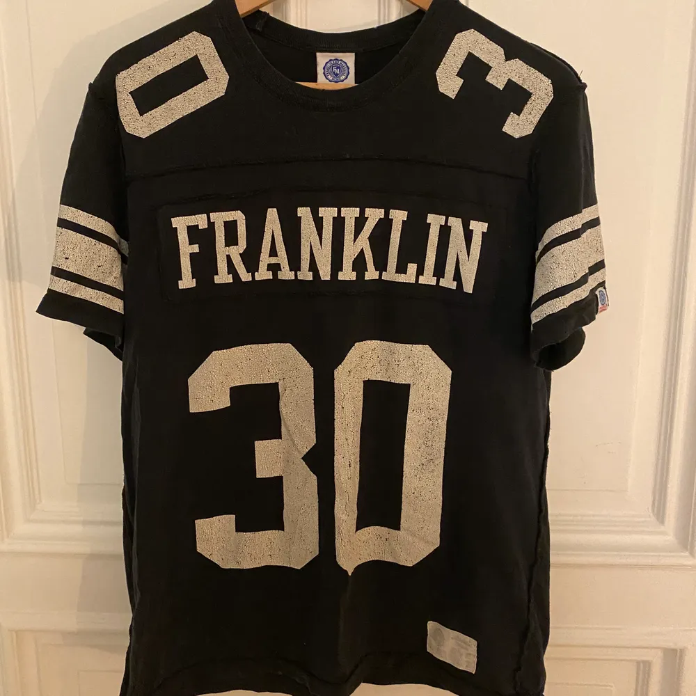 Vintage Franklin Marshall T-Shirt. I storlek M. Oversized i passform. . T-shirts.