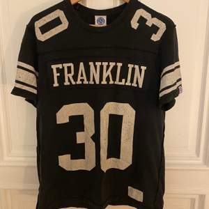 Vintage Franklin Marshall T-Shirt. I storlek M. Oversized i passform. 