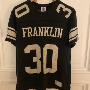 Franklin Marshall T-Shirt - Vintage Franklin Marshall T-Shirt. I storlek M. Oversized i passform. 