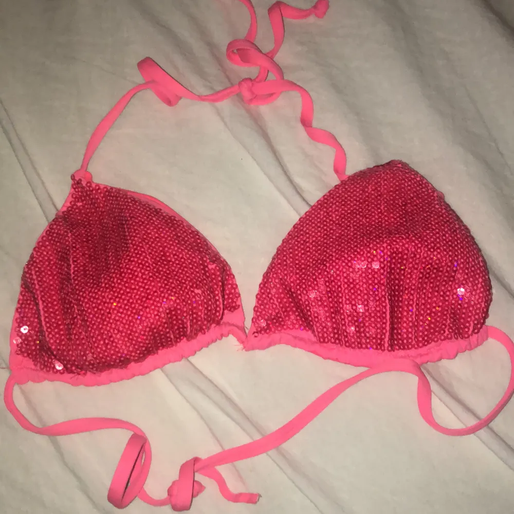 En fin rosa bikini med paljetter i bra skick! Köpt från Cubus och säljs på grund av fel storlek.. Övrigt.
