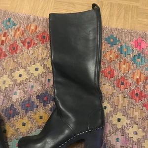 Swedih hasbeens - läder stövlar  - Höga Swedish hasbeens stövlar storlek 41. Sparsamt använt.  Köparen står för frakten 