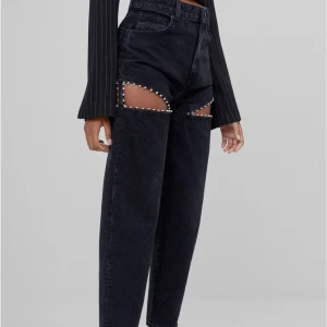 Intressekoll - Tänkte kolla intresset på dessa supercoola jeans från Bershka. Helt slutsålda online. Storleken är 38 , skriv dm för fler bilder. OBS! Skriv dm endast vid seriöst intresse , jag får alldeles för många förfrågningar som sen slutar svara ...... nypris är 559kr , jag betalade 608kr inkl frakt så inga skambud. Säljes med prislappen kvar såklart och är helt oanvända 