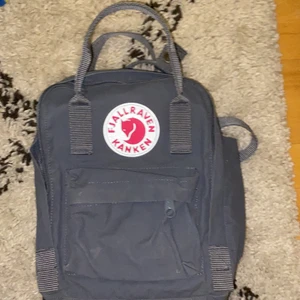 Liten fjällräven rygga! - Jättesöt fjällräven. Luren storlek i grå/blå färg. Helt oanvänd, säljer pga inte kommer till användning💕💕köparen står för frakt! 💘💘💘