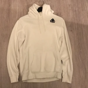 Kappa hoodie - Kappa hoodie vit, nästintill ny